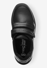Zwarte leren schoen met twee klittenbandsluitingen, ronde neus en gevoerd kraagje. Heeft een Ortholite binnenzool en "next wide R&R" branding.