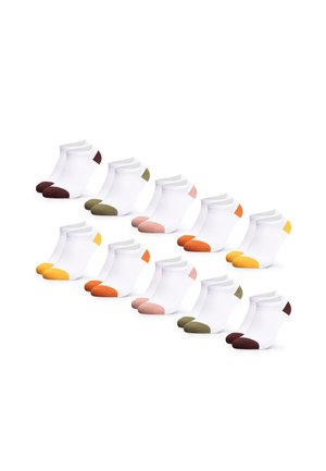 Zwölf Paare weiße Knöchelsocken mit farbigen Zehen und Fersen in Gelb, Orange, Pink, Oliv und Braun, angeordnet in diagonalen Reihen.