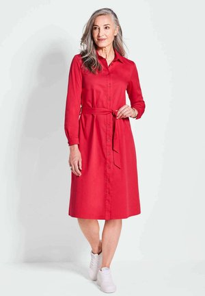 Rotes Hemdkleid mit langen Ärmeln, tailliertem Schnitt und Bindegürtel. Aus leichtem Stoff gefertigt, mit geradem Schnitt und glatter Textur.