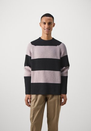 Ribbede striktrøje med store vandrette striber i mørkegrå og lys pink, med en rund halsudskæring og afslappet pasform.