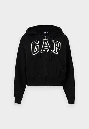 Zwarte cropped zip-up hoodie met trekkoorden, voorzakken en groot wit GAP-logo op de borst.