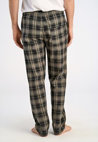 Geruite pyjamabroek in tan en donkerblauw, met een elastische tailleband en zachte stof. Het ontwerp bevat een subtiele logodetail.