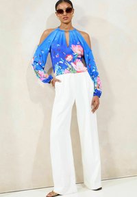 Lipsy REGULAR FIT-PRINTED COLD SHOULDER - Bluza - blue