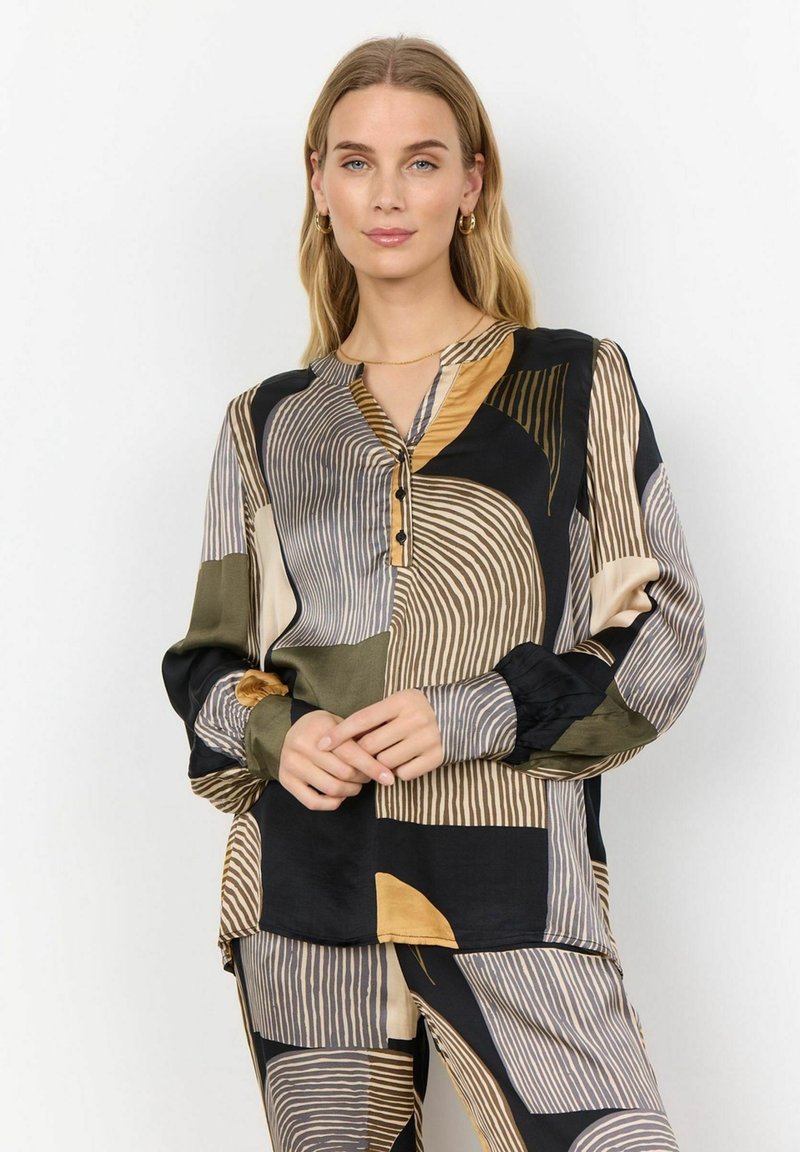 Pitkähihaista silkkisekotepaitaa, jossa on abstrakteja geometrisia kuvioita mustassa, beige, khaki ja kultatoneissa; nappikiinnitys kauluksessa, joustavat hihansuut.