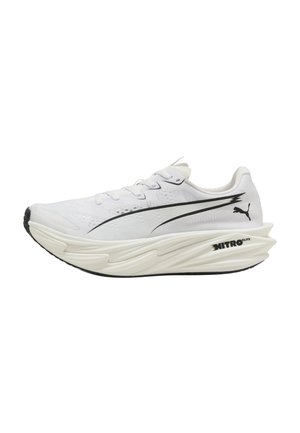 Hvid Puma Nitro Elite løbesko med tyk skulptureret sål og sort Puma-logo på siden og hælen.