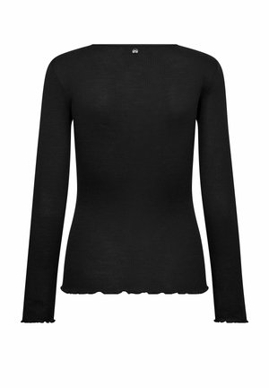 Juodas ilgarankovė riešinė megztinis su banguotais kraštais ties rankogaliais ir apatiniame krašte, su mažu apvaliu logotipu šalia iškirptės nugaroje.