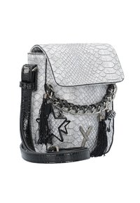 Borsa a tracolla argento con motivo a serpente, con pattina, accentuazione a catena, frange e tracolla nera. Presenta decorazioni a forma di stella e charms.