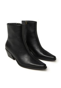 Botas de cuero negro hasta el tobillo con puntera puntiaguda y tacón cuadrado. Presentan un cierre lateral y una textura lisa con un detalle de costura mínimo.
