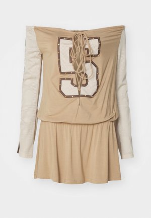 Bežové šaty s odhalenými ramenami a šnurovaním na chrbte, s bielymi sieťovanými dlhými rukávmi a veľkým potlačeným číslom "5" ozdobeným nitmi.