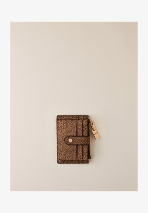 Portefeuille texturé marron et noir avec une fermeture pression et un tirette en métal doré sur un fond beige.