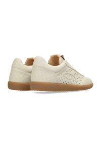 Zapatillas de cuero en color crema con textura perforada, con puntera redondeada, suela de goma marrón y cordones tonales. Diseño minimalista.