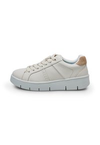 Baskets en cuir blanc au design minimaliste, avec un accent en daim beige à l'arrière et une semelle en caoutchouc grise. Fermeture à lacets.