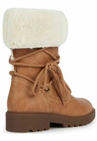 Bota de cuero marrón con un puño de piel sintética crema que se pliega, punta redonda y diseño de cordones. Suela texturizada con dibujo para agarre. Marca Geox visible.