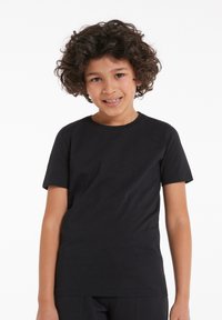 Černé bavlněné tričko s krátkým rukávem, kulatým výstřihem a slim fit střihem, s hladkým povrchem bez vzorů nebo viditelných log.