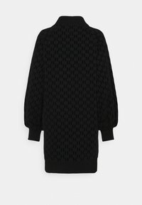 Svart långärmad stickad klänning med ribbade ärmslut, krage och fåll, som har ett subtilt hundtandsmönster.