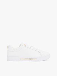 Adidași din piele albă cu un finisaj neted, având accente aurii pe lateral și pe șireturi, talpă plată albă și un design minimalist.
