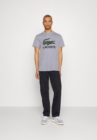 Lacoste Apdrukāts T-krekls - silver chine
