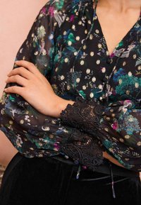 Love & Roses V NECK   - Blusa - black scenic