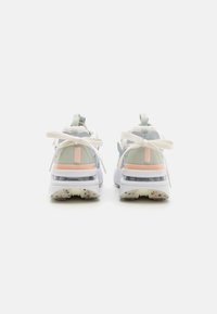Zapatillas deportivas con parte superior de malla, con acentos en verde pastel y rosa, media suela blanca y cordones atados en la parte trasera, suela texturizada.