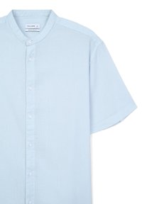 Camicia azzurra chiara a maniche corte, con colletto alla coreana, vestibilità regolare e trama sottile, taglia grande, etichettata "Calliope."
