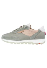 Sneaker in suede grigio con dettagli in pelle rosa, design con lacci, punta arrotondata e suola bianca texturizzata con dettaglio rosso sul tallone.