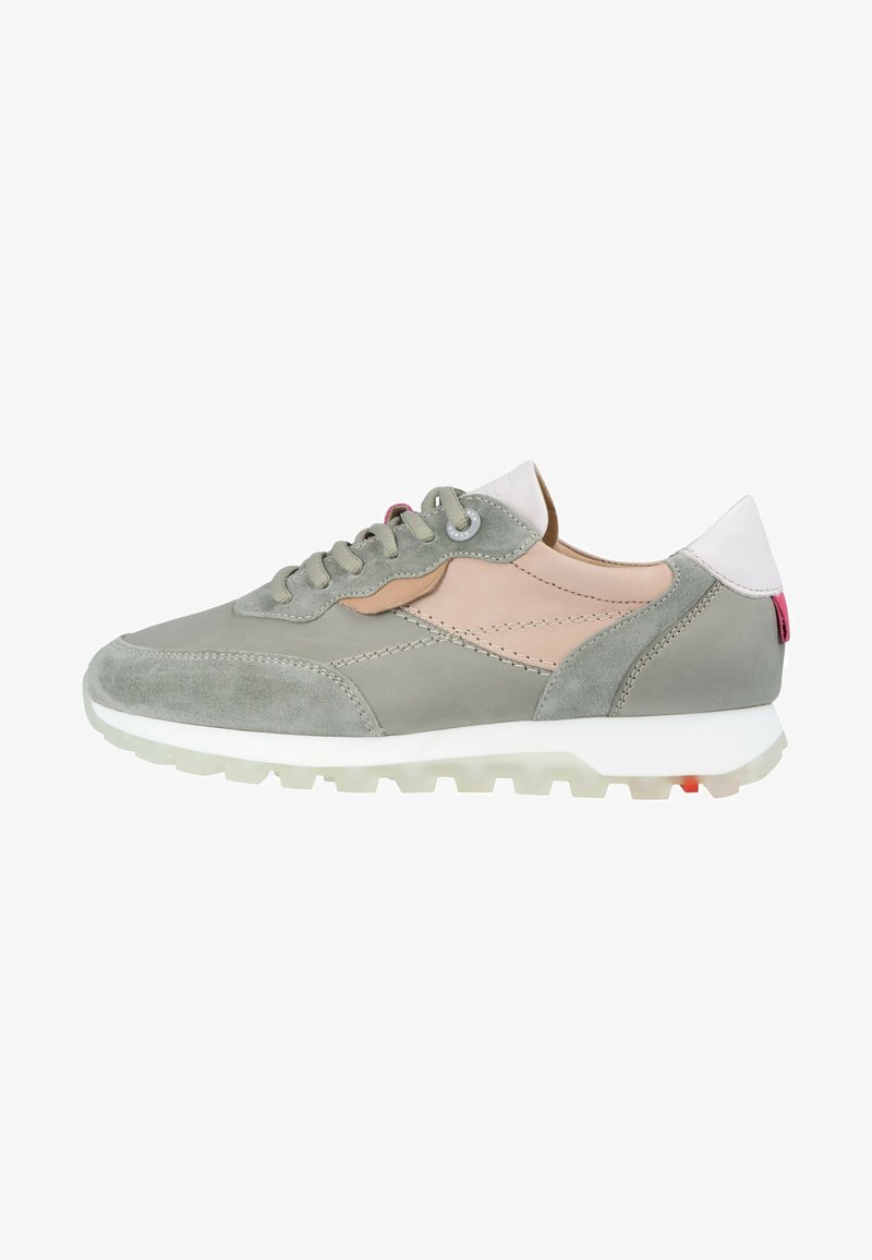 Sneaker in suede grigio con dettagli in pelle rosa, design con lacci, punta arrotondata e suola bianca texturizzata con dettaglio rosso sul tallone.