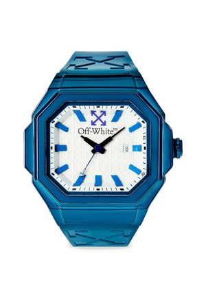 Blauw Off-White horloge met achthoekige wijzerplaat, witte wijzerplaat, blauwe uurmarkeringen, zwarte wijzers, datumaanduiding en bijpassende blauwe band met pijlpatronen.