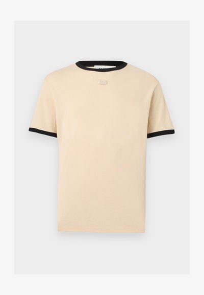 Μπεζ κοντομάνικο μπλουζάκι με μαύρο περίγραμμα στο γιακά και στις άκρες των μανικιών, με ένα μικρό ασημένιο λογότυπο στο κέντρο κάτω από το λαιμό.