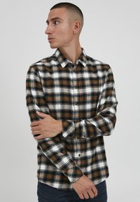 Pikend varrukatega flanell särgid, ruuduline muster musta, valge ja rohelise ruuduga, kerge kangas, nööbid krael ja ees.