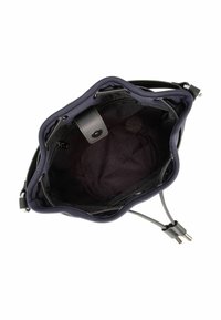 Torba typu bucket z płótna w kolorze granatowym z gładkimi skórzanymi wykończeniami, zamykana na sznurek, z wzorzystą podszewką materiałową. Wewnątrz znajduje się kieszeń.