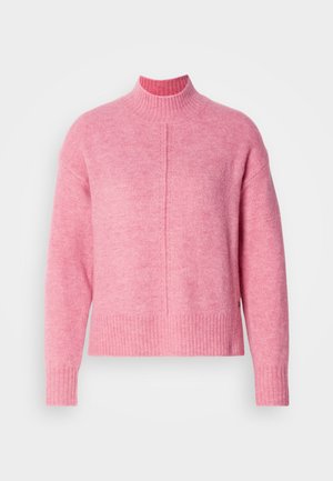 Roza pulover s lažim izrezom, mekane teksture, spuštenim ramenima, rebrastim rubovima i manžetama, sa središnjim šavom i suptilnim detaljima šivanja.