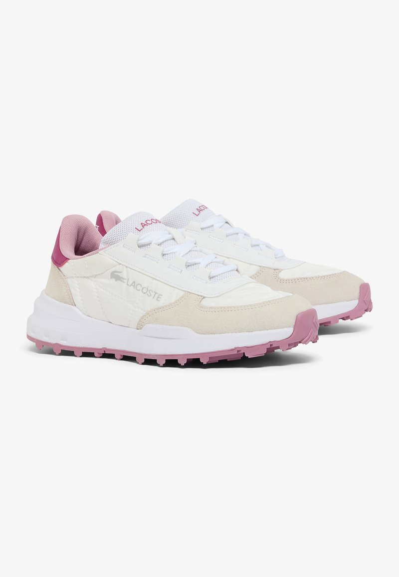 Scarpe da ginnastica Lacoste bianche e rosa con una combinazione di materiali in mesh e suede, suola rosa texturizzata e branding minimalista sul lato.