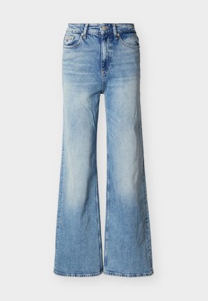 Jeans di denim azzurro chiaro a vita alta con gambe ampie, dettagli sbiaditi, bottoni frontali e design a cinque tasche.