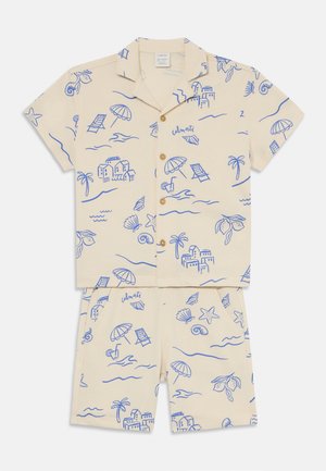 Korte mouwen beige shirt en korte broek set met blauwe strandthema illustraties, zoals palmbomen en parasols, met knoopsluiting en zakken.