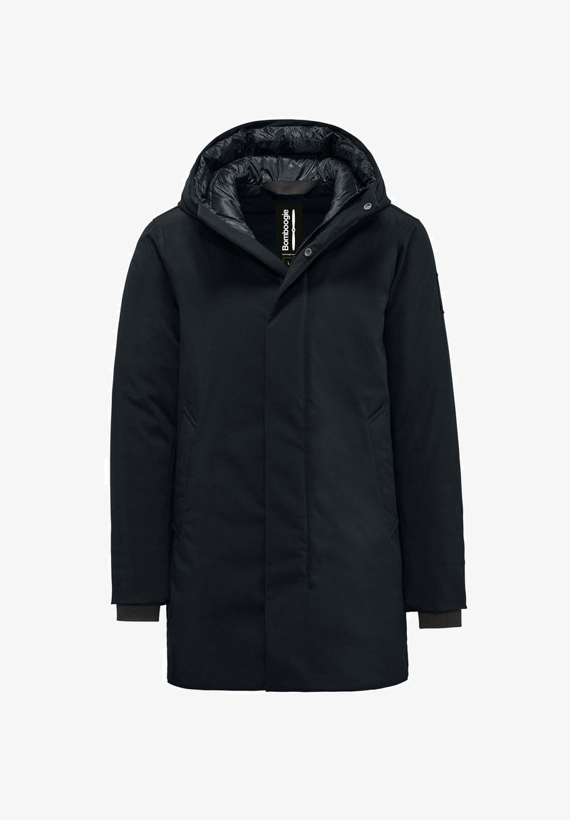 Černý izolovaný kabát s kapucí, s hladkým povrchem, zapínáním na zip, bočními kapsami a elastickými manžetami. Vnitřek má lesklou podšívku.