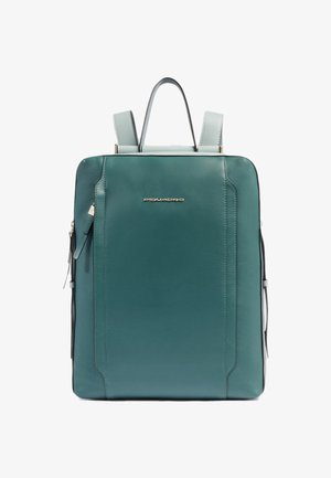 Mochila de cuero color verde azulado con correas ajustables, bolsillo frontal con cremallera y diseño minimalista. Presenta un logo de la marca sutil en la parte frontal.