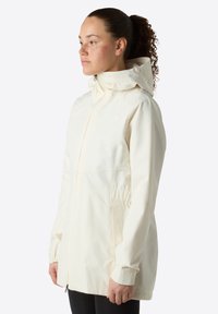 Giacca leggera impermeabile di colore chiaro con cappuccio, chiusura a zip completa, vita regolabile e polsini elasticizzati. Texture liscia, branding minimale visibile.