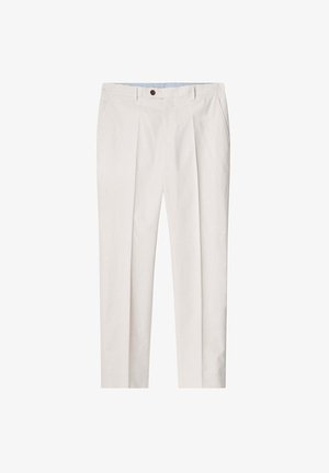 Lichtbeige broek met een geplooide voorkant, gemaakt van een gladde stof. Voorzien van een bruine knop en een subtiele verticale textuur.