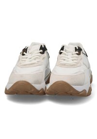 Sneaker bianche con un mix di materiali sintetici e camoscio, caratterizzate da una robusta suola in gomma, chiusura con lacci e dettagli decorativi neri.