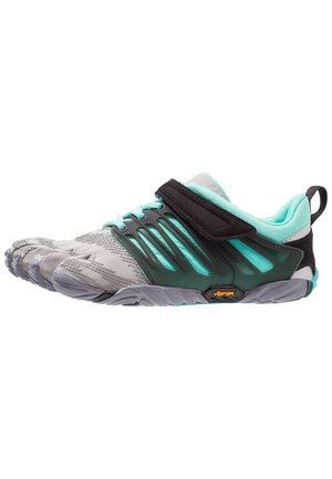Chaussure de sport gris clair à cinq orteils avec doublure vert menthe, sangle noire ajustable et semelle Vibram texturée orientée vers la gauche sur fond blanc.