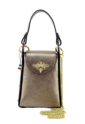 Kleine metallische bronzene Handtasche mit schwarzen Kanten, goldenem Bienenemblem auf der vorderen Klappe, kurzem Griff und langem goldenen Kettenriemen, der neben ihr aufgewickelt ist.