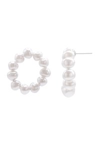 Orecchini in perla bianca con un design a cerchio rotondo e chiusura a perno. Superficie liscia e lucente con una forma irregolare per ogni perla.