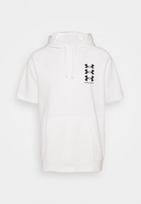 Felpa corta bianca con maniche a sbuffo, tasca frontale e tre loghi neri sovrapposti di Under Armour sul lato sinistro del petto.