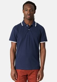Granatowa koszulka polo z klasycznym kołnierzykiem, białymi kontrastowymi wykończeniami na mankietach i kołnierzyku, z zapięciem na dwa guziki oraz dyskretnym logo.