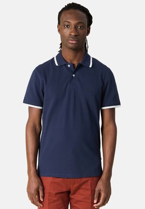 Marineblaues Poloshirt mit klassischem Kragen, weißen Kontraststreifen an den Ärmeln und dem Kragen, zwei-Knopf-Blende und dezentem Logodetail.