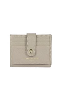 Portafoglio in pelle grigia con sei scomparti per carte, chiusura a scatto e marchio in rilievo dorato sul davanti. Texture liscia e design compatto.