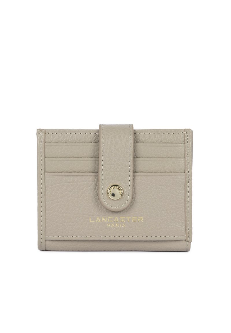 Portafoglio in pelle grigia con sei scomparti per carte, chiusura a scatto e marchio in rilievo dorato sul davanti. Texture liscia e design compatto.