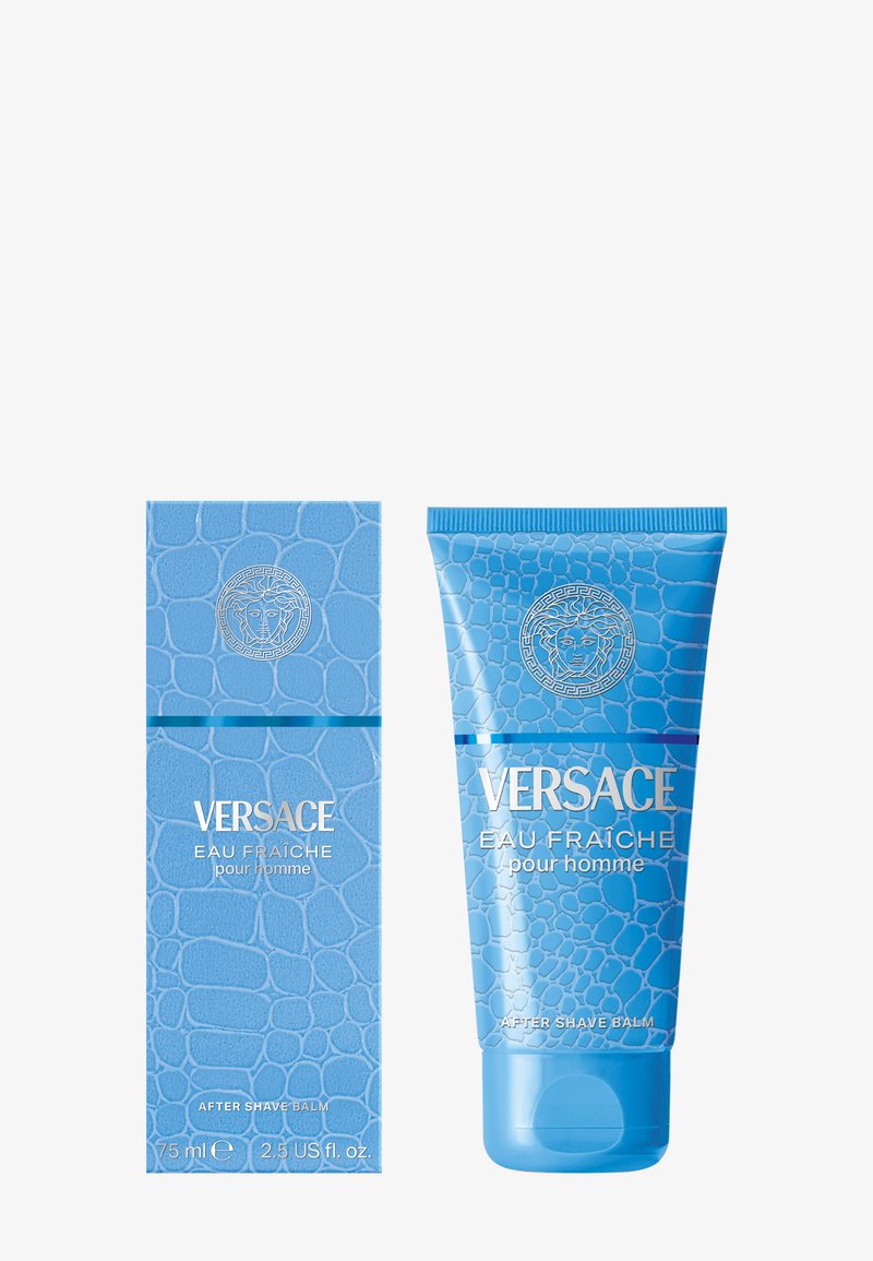 Versace Eau Fraîche After Shave Balsam in einer blauen, strukturierten Tube neben einer passenden blauen Box mit Krokodilprägung und Logo.