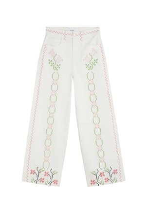 Vaqueros blancos de pierna ancha con bordado de punto de cruz floral en rosa y verde a lo largo de las piernas y costura en zigzag roja a los lados.