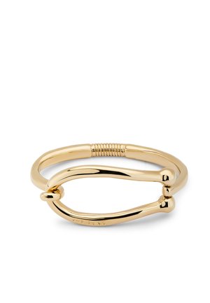 Bracelet jonc en métal doré présentant un design lisse et arrondi, une forme entrelacée, avec une texture torsadée et des détails de gravure subtils.